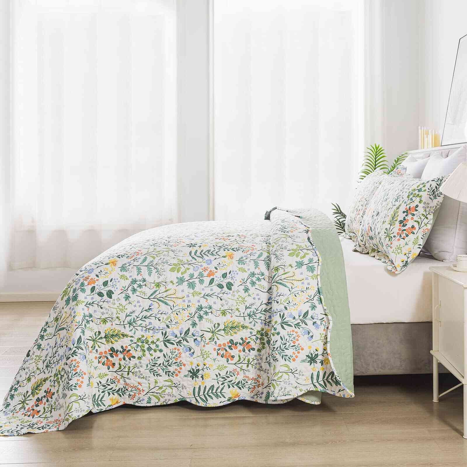WannaToo Quilt Collection Microfiber Floral Bedding Set Green and White Quilt, King Size (3 Count)