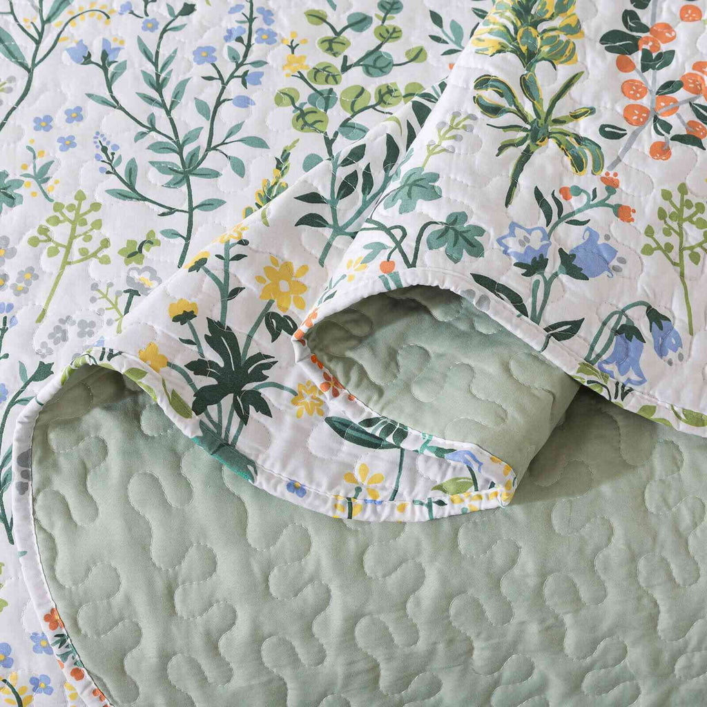 WannaToo Quilt Collection Microfiber Floral Bedding Set Green and White Quilt, King Size (3 Count)